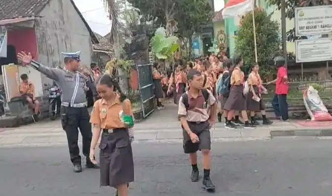 Unit Lantas Polsek Bangli Laksanakan Pengaturan Didepan SPMN 1 Bangli