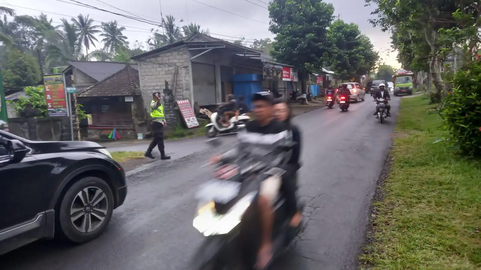 Wujud Pelayanan di Pagi Hari, Personil Polsek Bangli Laksanakan Pengaturan