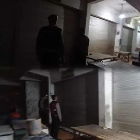 Antisipasi Gangguan Kamtibmas Pada Malam Hari, Personil Samapta Polres Bangli Lakukan Patroli Malam di Areal Pertokoan Pasar Kidul Bangli.