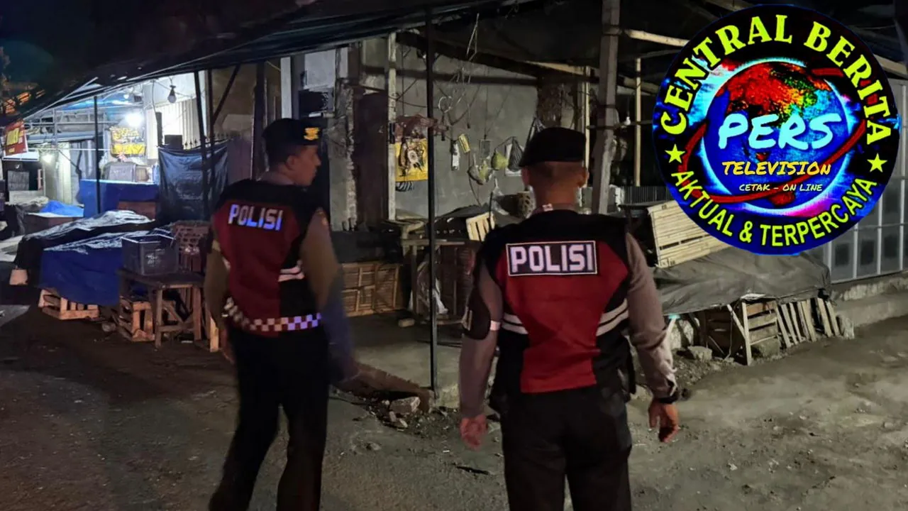 Antisipasi Gangguan Kamtibmas Pada Malam Hari, Personil Samapta Polres Bangli Lakukan Patroli Malam di Areal Pertokoan Pasar Kidul Bangli.