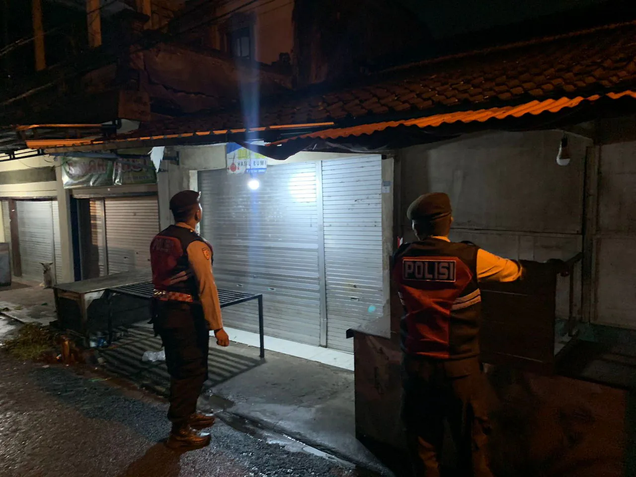 Antisipasi Gangguan Kamtibmas Pada Malam Hari, Personil Samapta Polres Bangli Lakukan Patroli Malam di Areal Pertokoan Pasar Kidul Bangli.