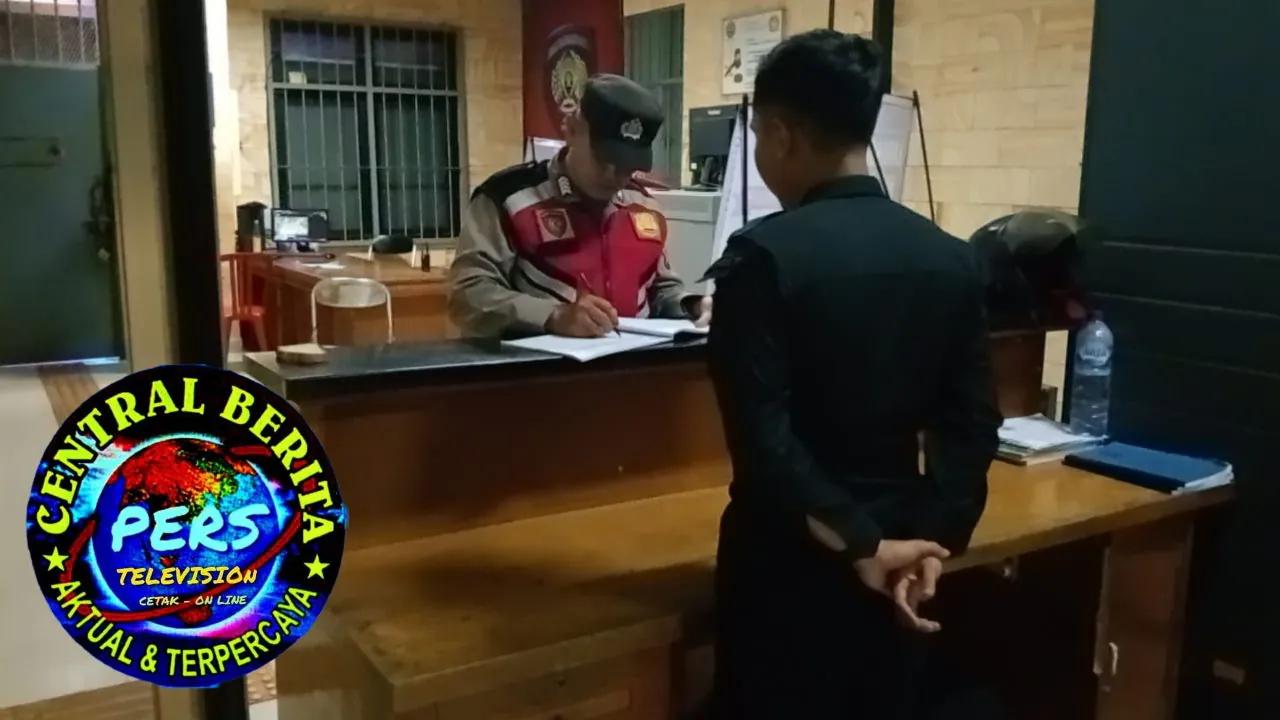 BLUE LIGHT ANTISIPASI KEJAHATAN DIMALAM HARI PERSONIL POLSEK SUSUT MELAKSANAKAN KEGIATAN PATROLI BLUE LIGHT.