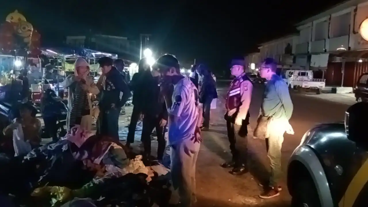 BLUE LIGHT ANTISIPASI KEJAHATAN DIMALAM HARI PERSONIL POLSEK SUSUT MELAKSANAKAN KEGIATAN PATROLI BLUE LIGHT.