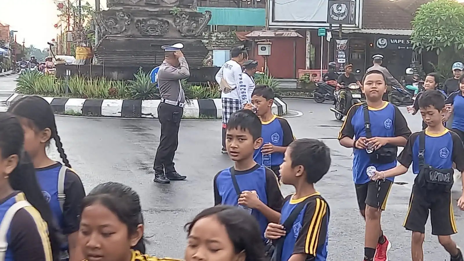 Jaga Situasi Tetap Kondusif, Personil Polsek Bangli Laksanakan Pengamanan Jalan Santai