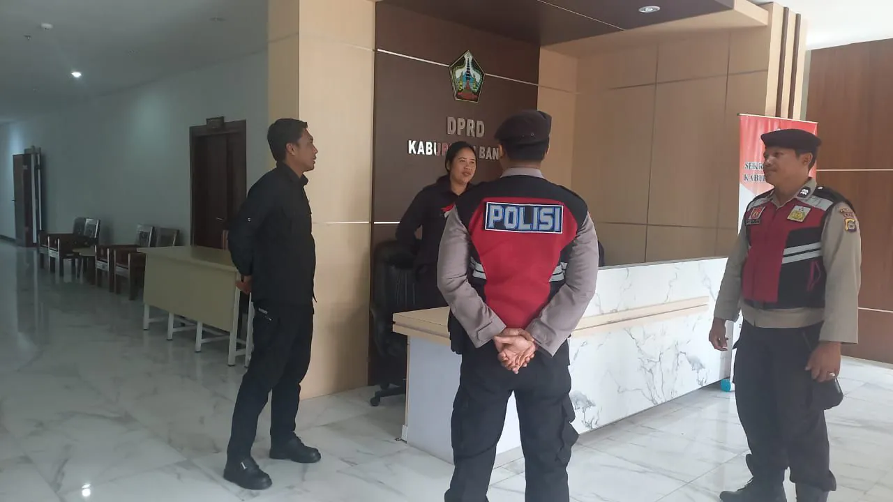 Laksanakan Patroli Dialogis Di Kantor DPRD, KPUD Dan BAWASLU Kab. Bangli, personil sat samapta polres Bangli Antisipasi Gangguan Kamtibmas