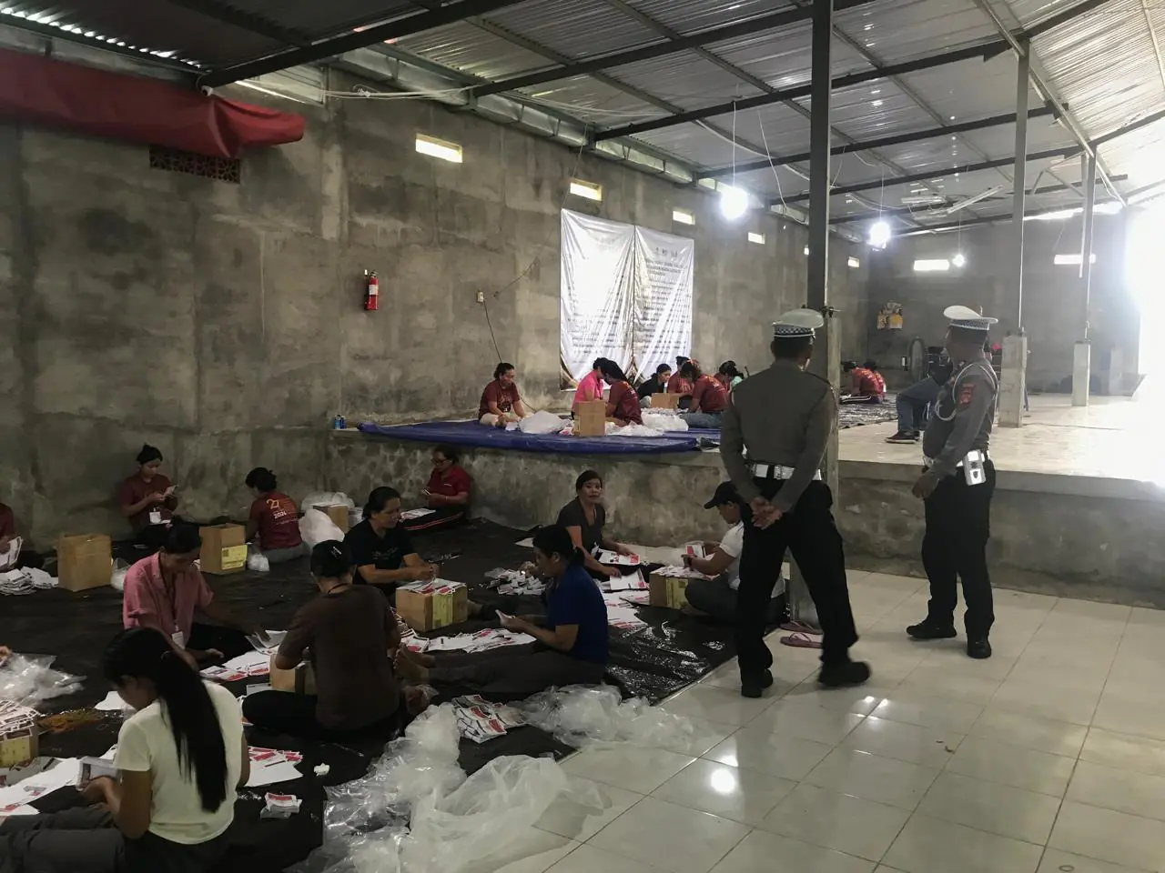 Pastikan Keamanan Gudang, Pawas Bersama Anggota Sambangi Gudang Logistik KPUD Bangli