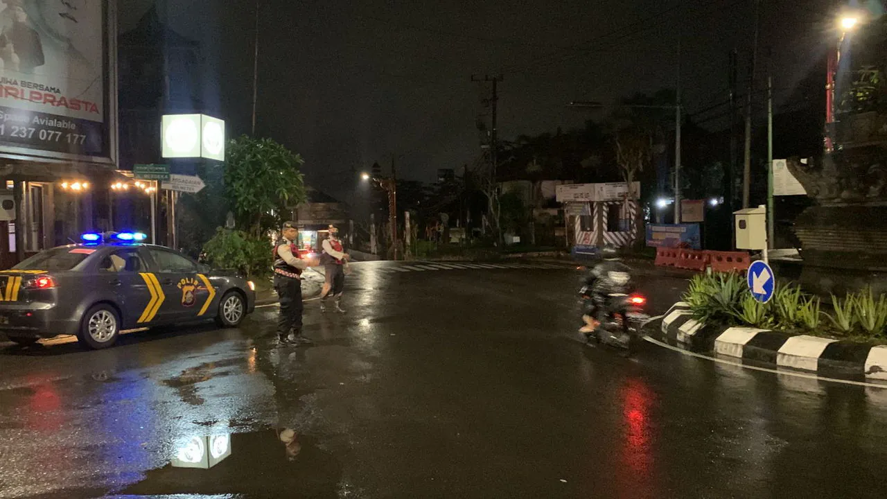Sat Samapta Laksanakan Gatur dan Pergelaran Blue Light Randis R4 di Pusat Keramaian Malam Di Kota Bangli