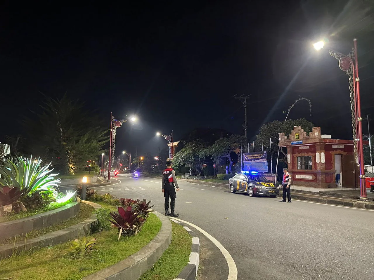 Sat Samapta Laksanakan Gatur dan Pergelaran Blue Light Randis R4 di Pusat Keramaian Malam Di Kota Bangli