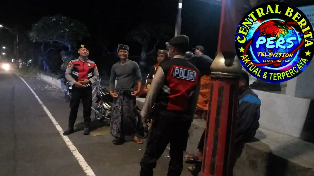 Sat Samapta Melaksanakan Patroli Dialogis Memberikan Himbauan Kamtibmas Kepada Krama Pekemitan Di Pura Dalem Penunggekan, Bangli.
