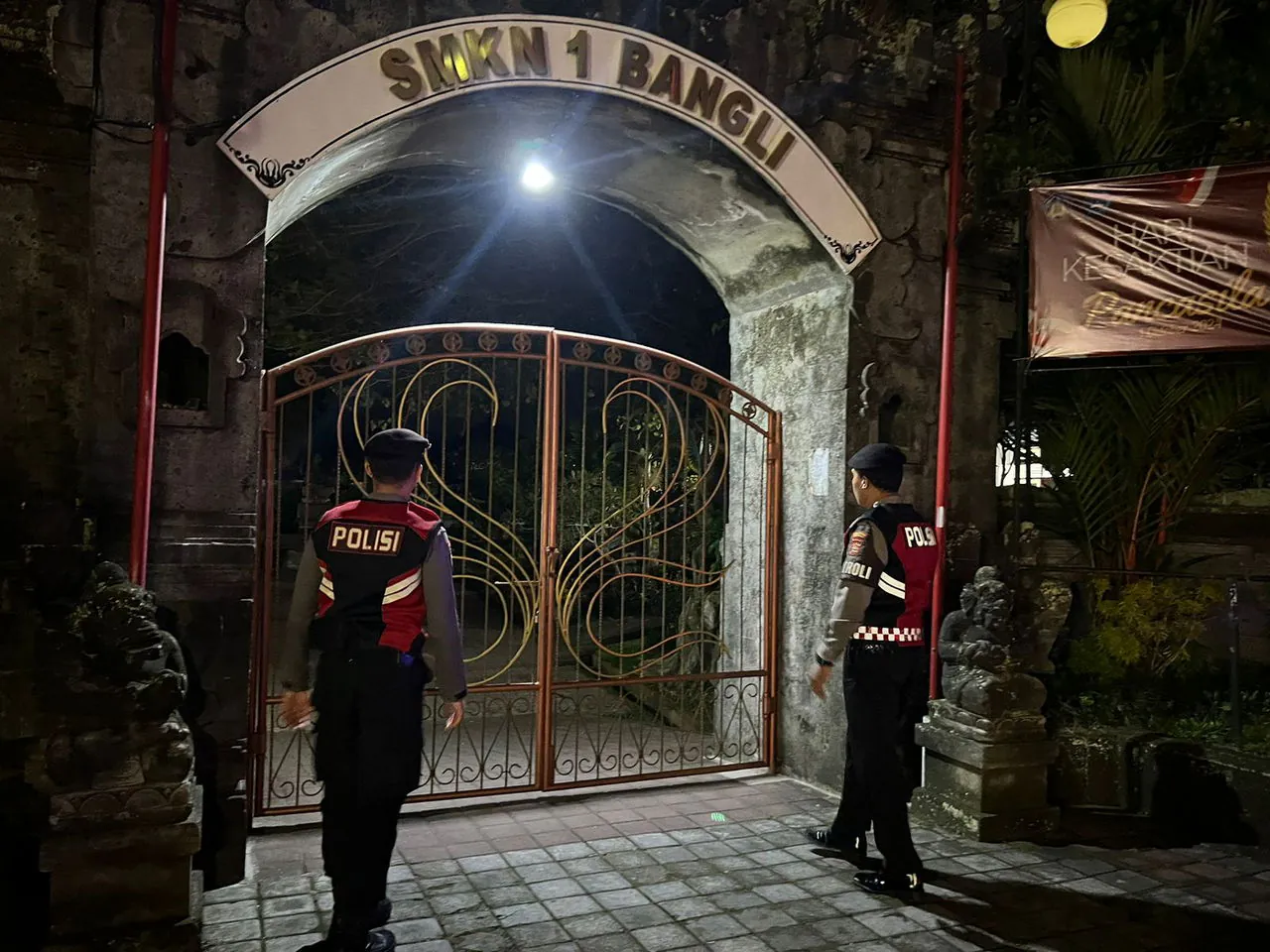 Satuan Samapta Polres Bangli Laksanakan Patroli Pada Malam Hari di SMA N 1 Bangli, Kel. Kawan, Kec. Bangli , Untuk Antisipasi Gangguan Kamtibmas.