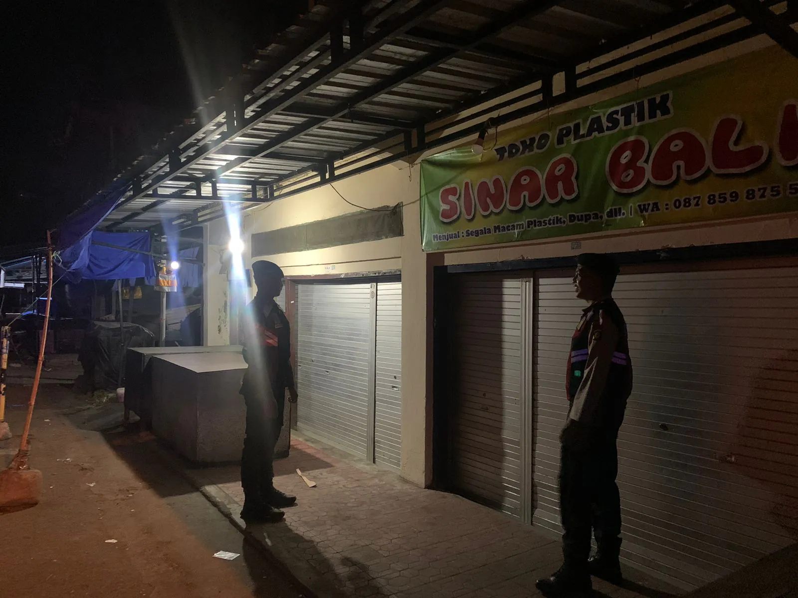 Antisipasi Gangguan Kamtibmas Pada Malam Hari, Personil Samapta Polres Bangli Lakukan Patroli Malam di Areal Pertokoan Pasar Kidul Bangli.
