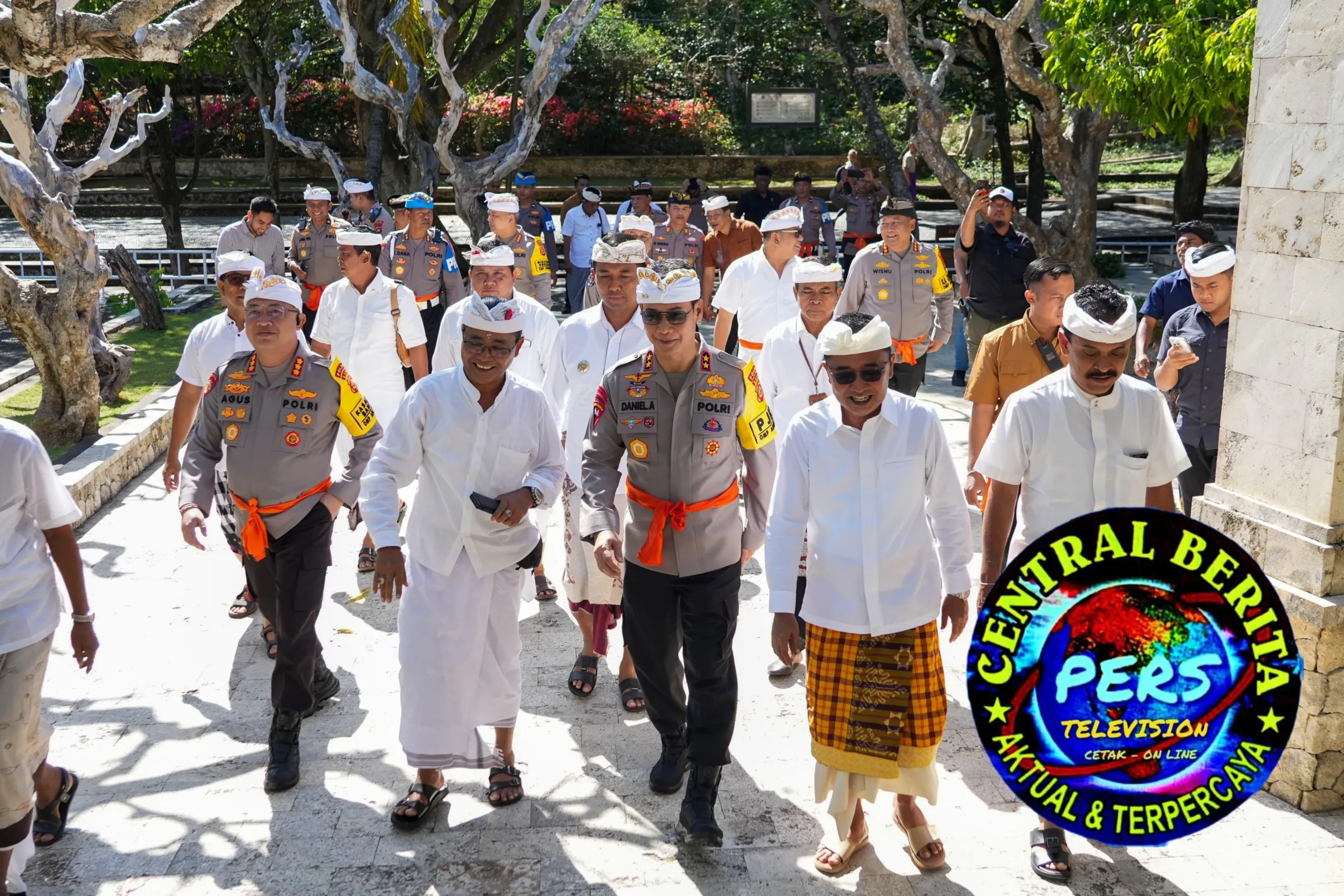 Gelar Jumat Curhat, Kapolda Bali Doa dan Simakrama dengan Pelingsir Pura Luhur Uluwatu
