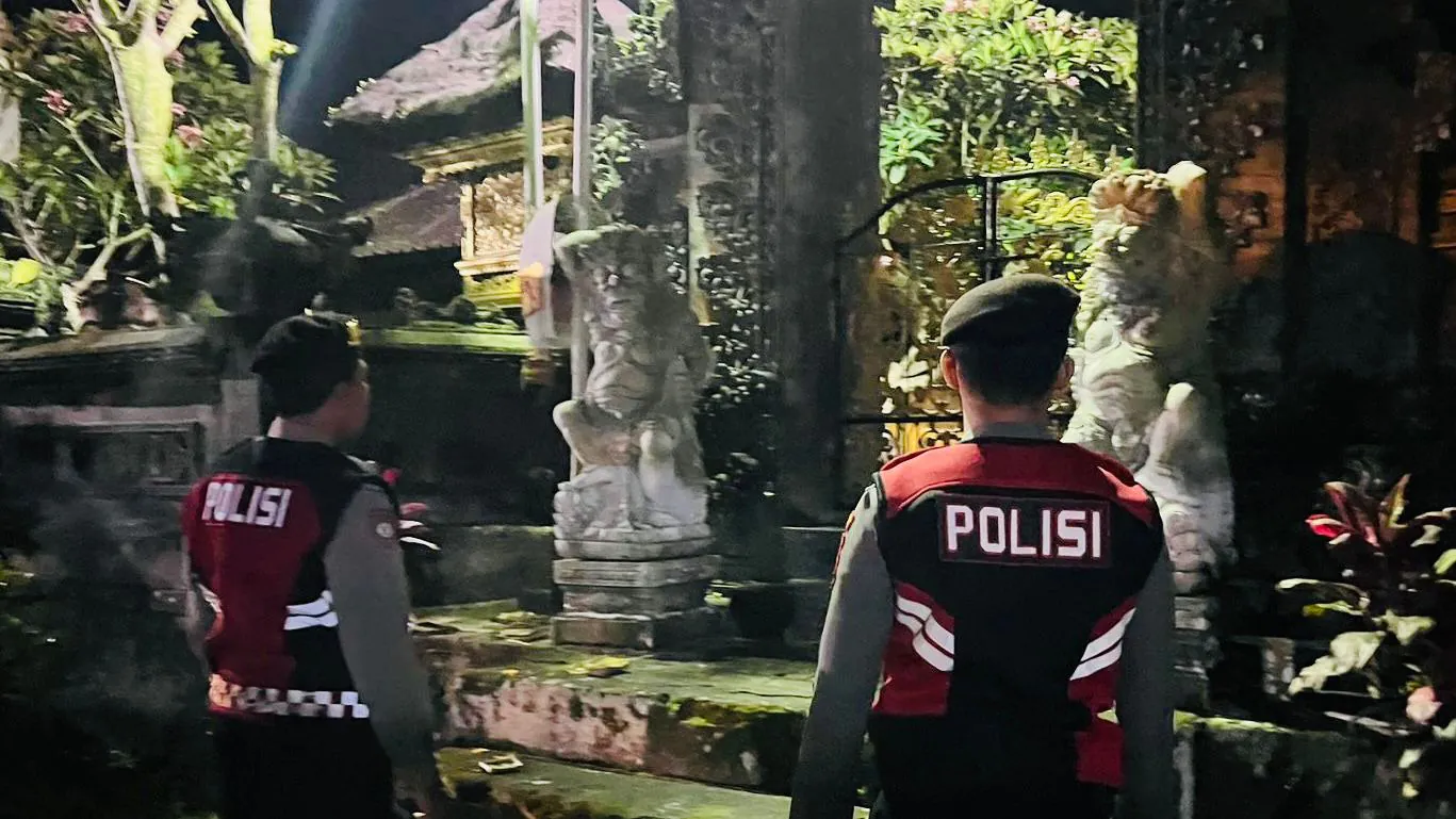 Menjaga Situasi Tetap Kondusi Pada Malam Hari, Sat Samapta Polres Bangli Sambangi Tempat Suci Pura Dalem Suladri, Kel. Kawan, Bangli 