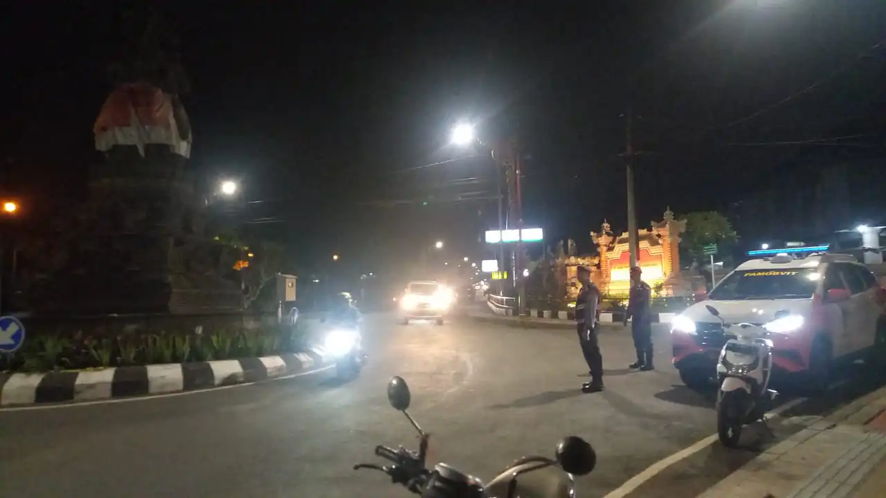 Sat Samapta Laksanakan Gatur dan Pergelaran Blue Light Randis R4 di Pusat Keramaian Malam Di Kota Bangli