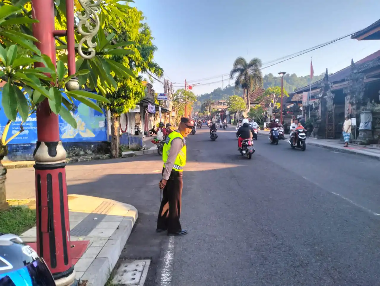 Wujud Pelayanan di Pagi Hari, Personil Polsek Bangli Laksanakan Pengaturan