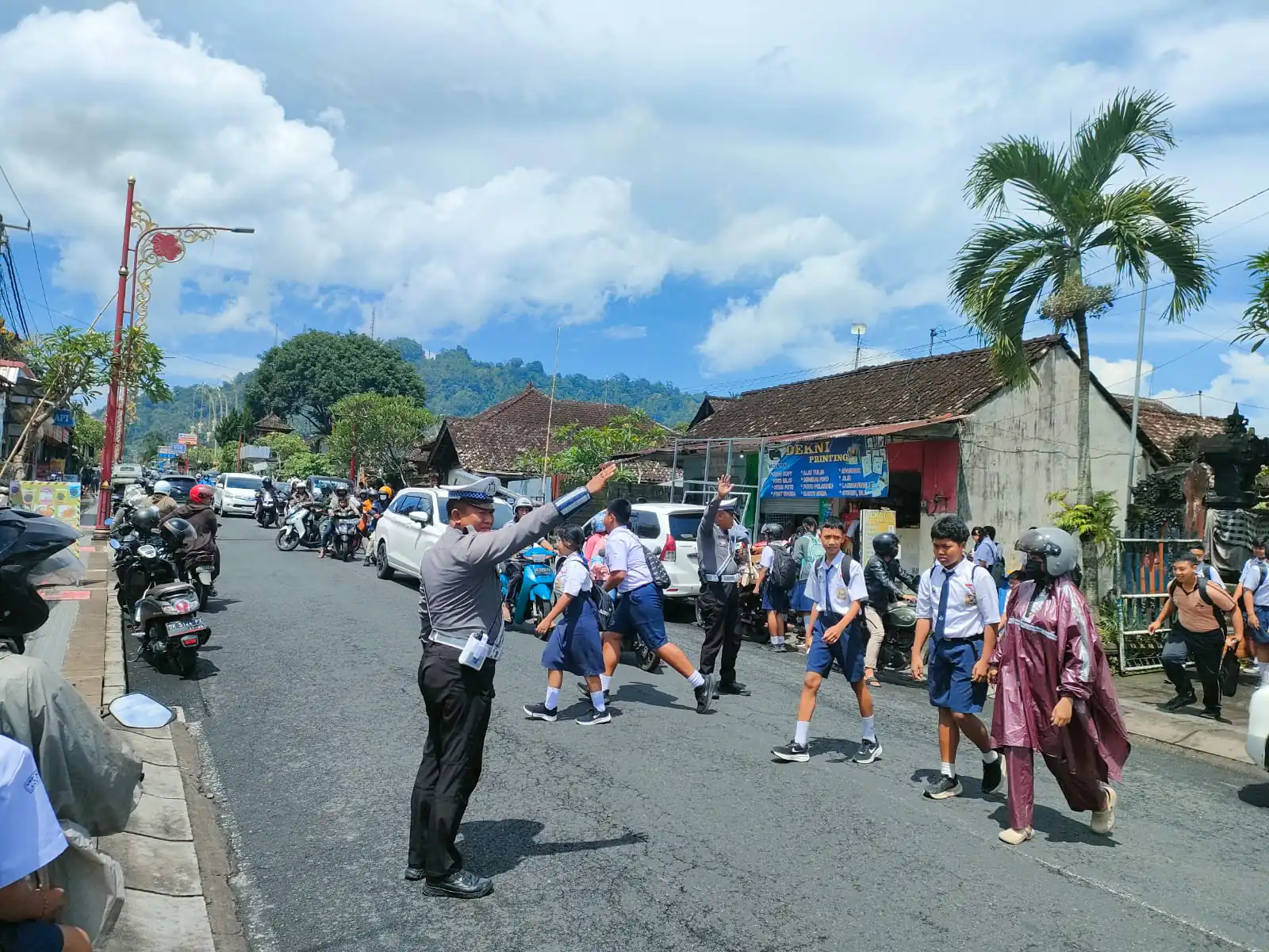 Bubaran Anak Sekolah, Unit Lantas Polsek Bangli Laksanakan Pengaturan di Depan SPMN 1 Bangli