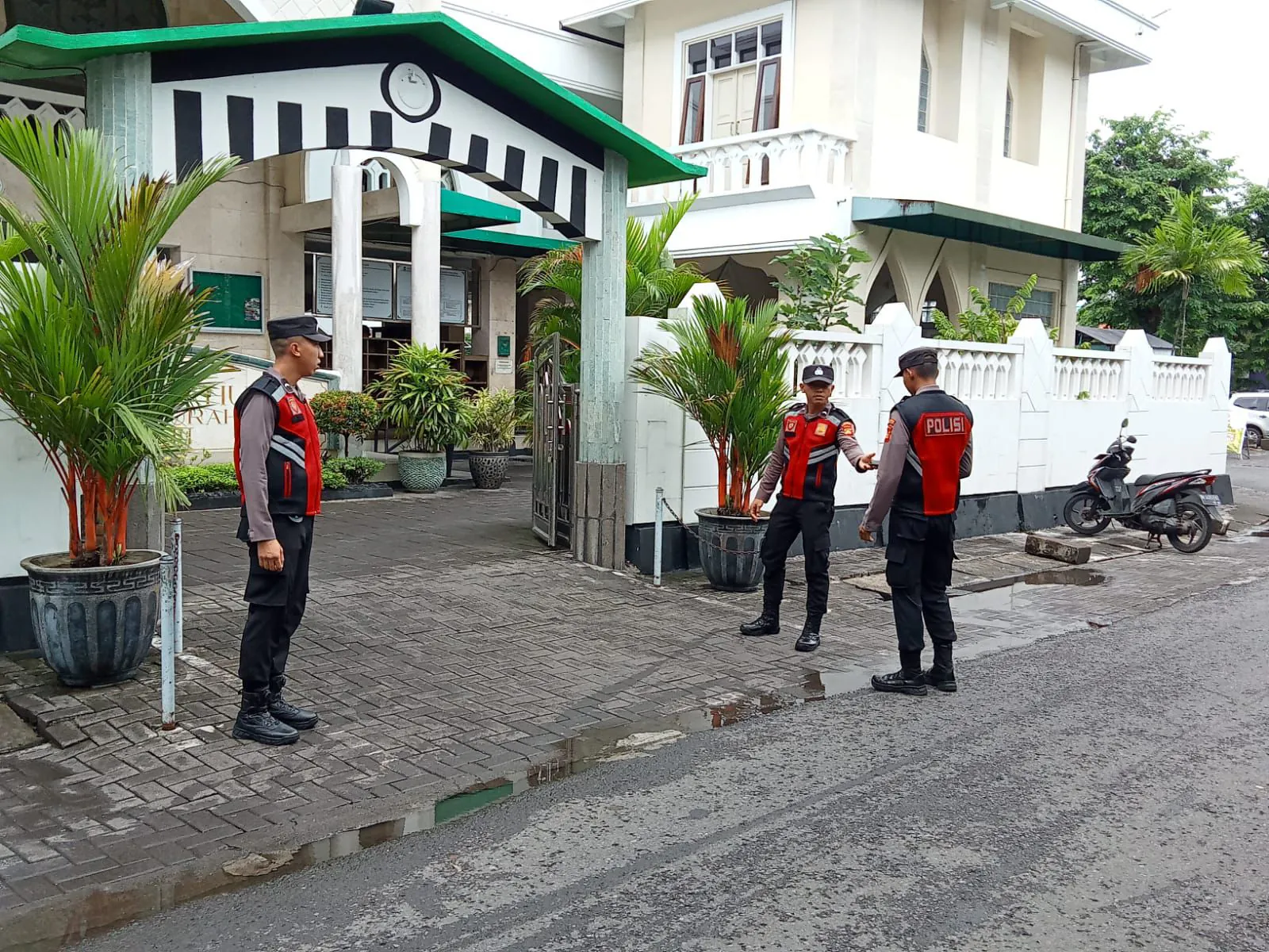 Giat Sholat Jumat, Polres Bandara Ngurah Rai Lakukan Pengamanan