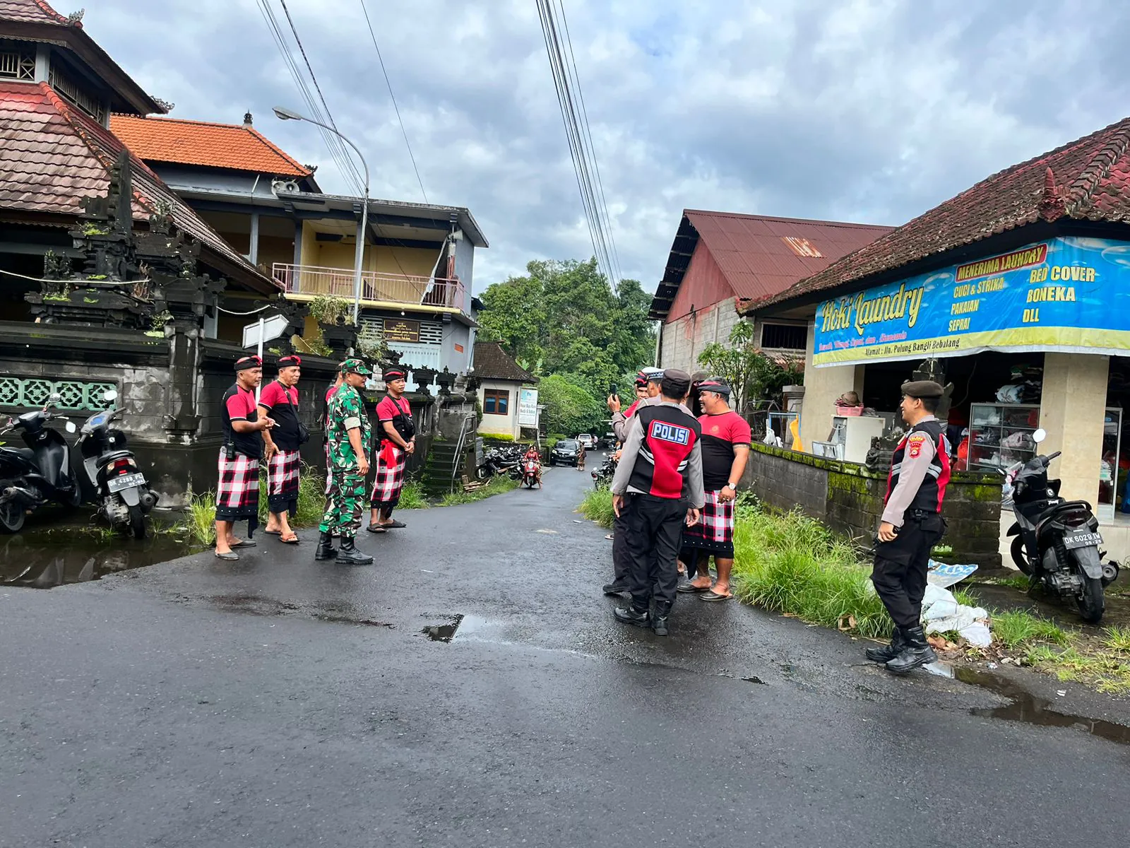 Jaga Situasi Tetap Kondusif, Personil Polsek Bangli Melaksanakan Pengamanan Kegiatan Upacara Pernikahan