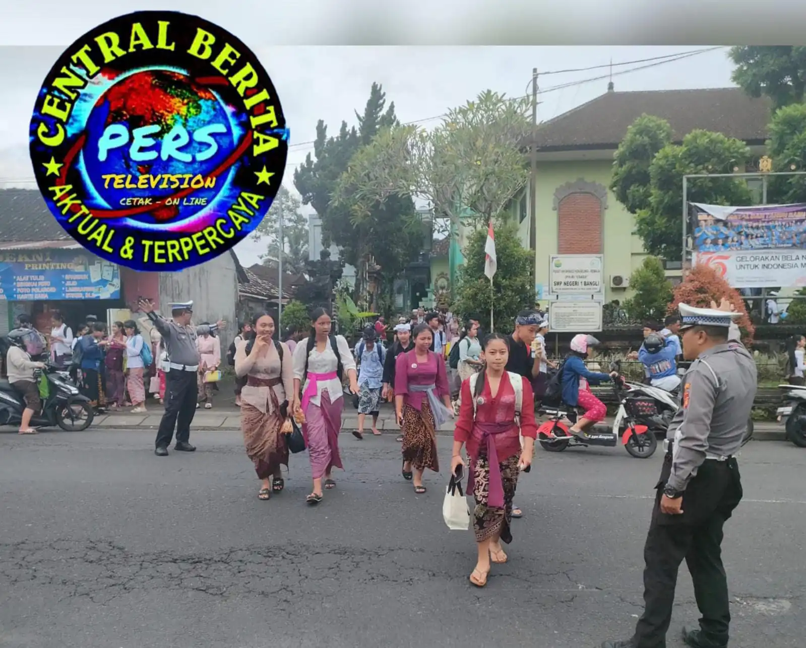 Personil Polsek Bangli Laksanakan Pengaturan Di Depan SMP N 1 Bangli, Atensi Bubaran Anak Sekolah