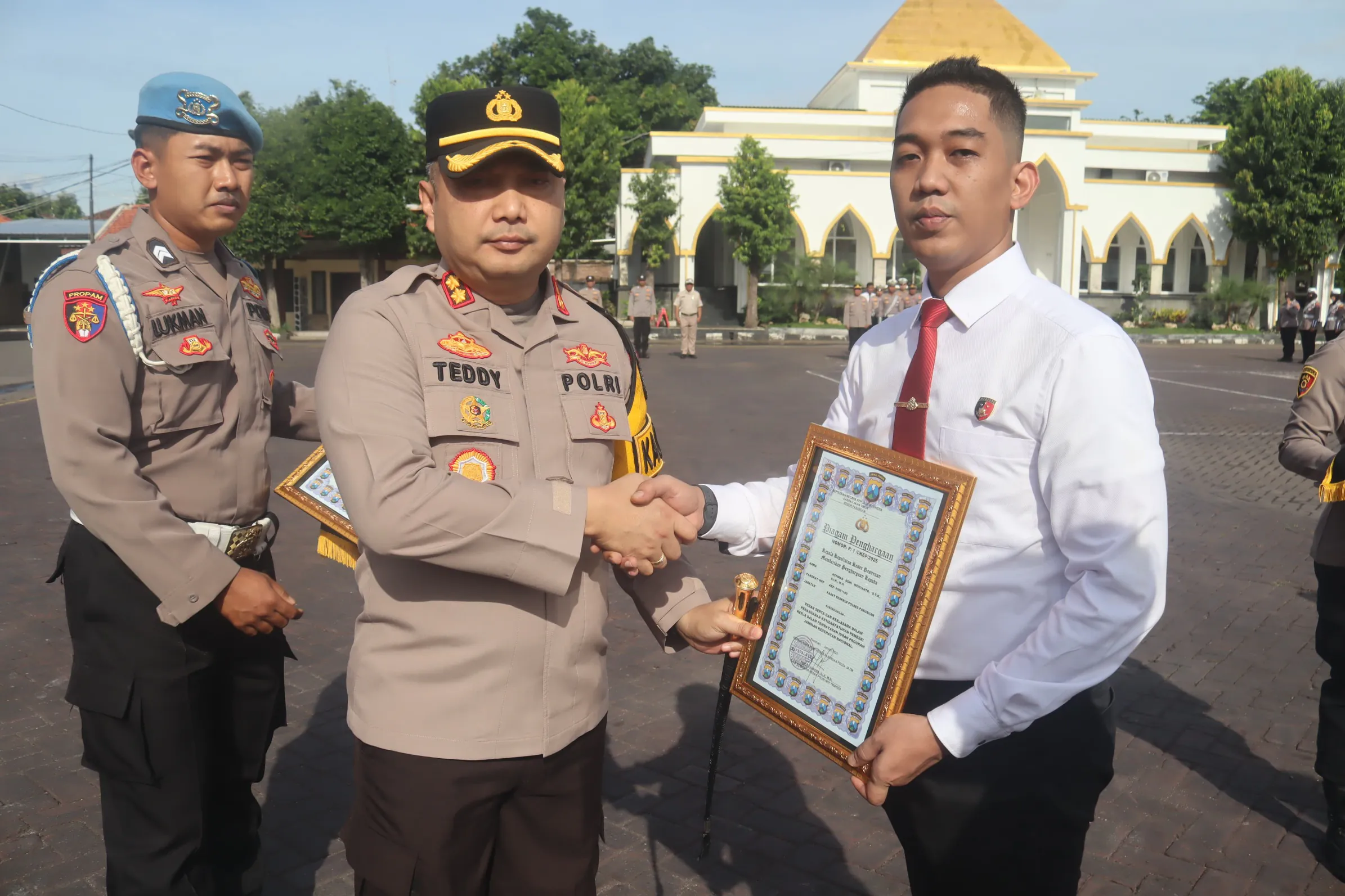 Polres Pasuruan Berikan Penghargaan kepada Anggota Berprestasi dalam Penegakan Hukum dan Kepatuhan JKN