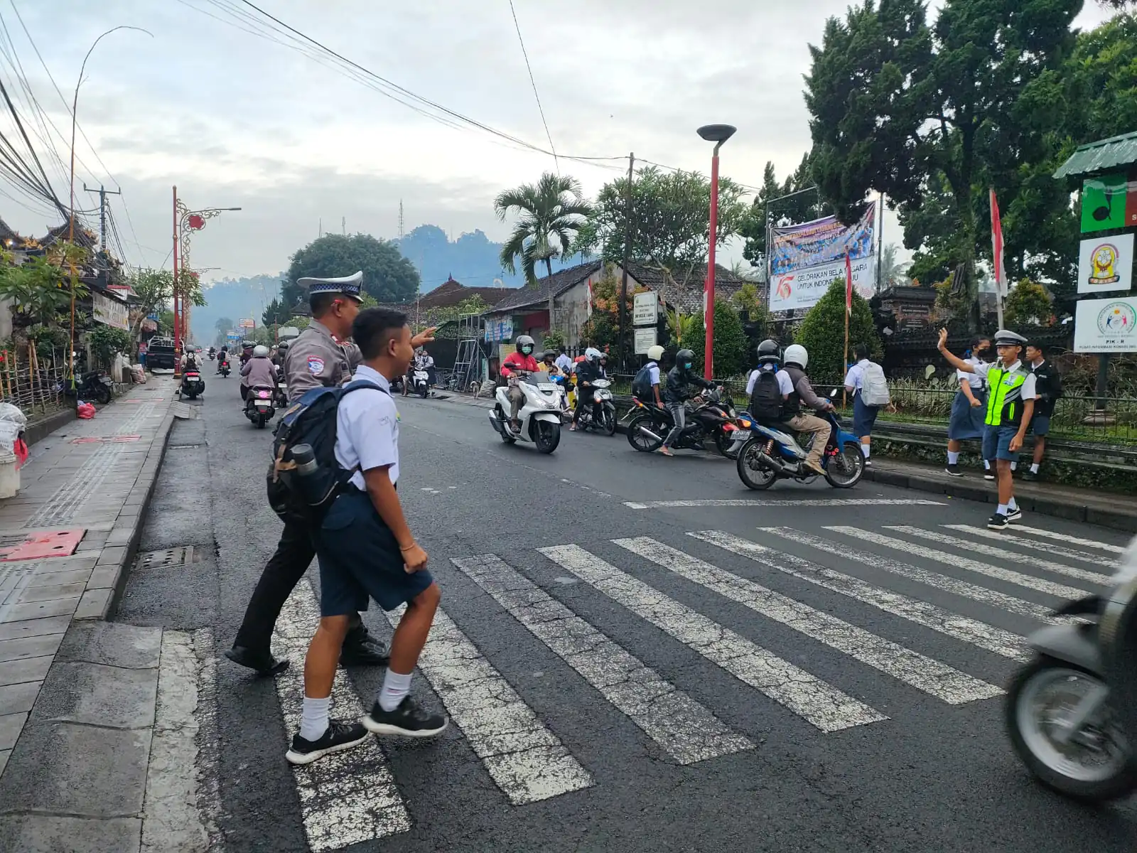 Wujud Pelayanan Masyarakat di Pagi Hari, Personil Polsek Bangli Laksanakan Pengaturan