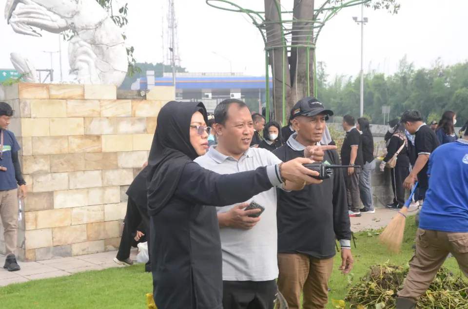 ASN Sidoarjo Kerjabakti Percantik Taman dan Pedestrian