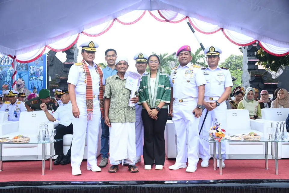 Dampingi Kasal, Pangkoarmada II Ikut Melepas Peserta City Parade MNEK 2025 Yang Sukses Pukau Warga Denpasar