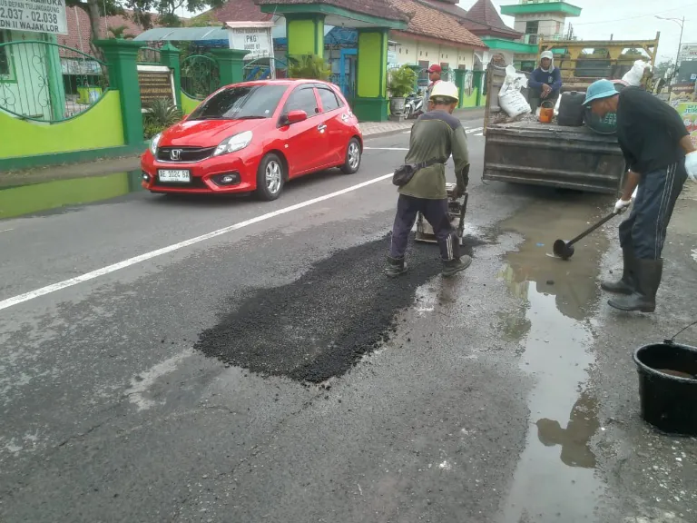 Dinas PUPR Tulungagung Perbaiki Jalan Berlubang di Ruas Jalan Wajak Kidul