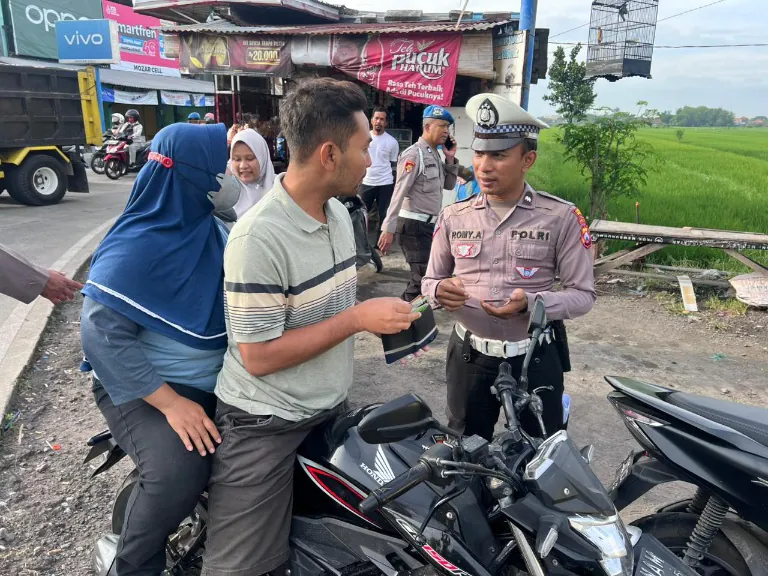 Edukasi Pentingnya Penggunaan Helm bagi Pengendara