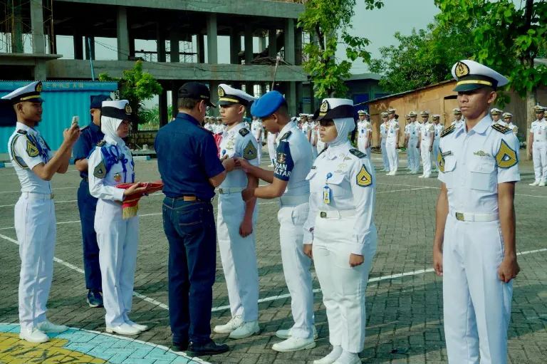 Fakultas Vokasi Pelayaran Universitas Hang Tuah Gelar Apel Khusus dan Penyerahan Pin Berprestasi