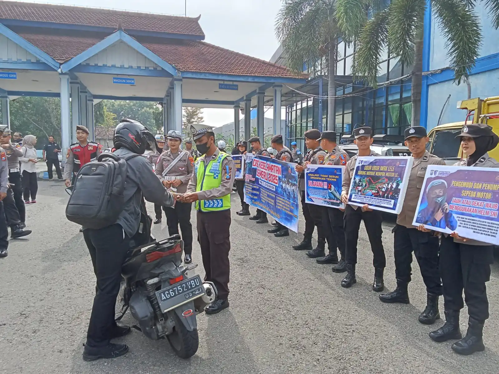 Polres Madiun Bagikan Helm dan Suvenir dalam Operasi Keselamatan Semeru 2025 bagi Pengendara yang Tertib
