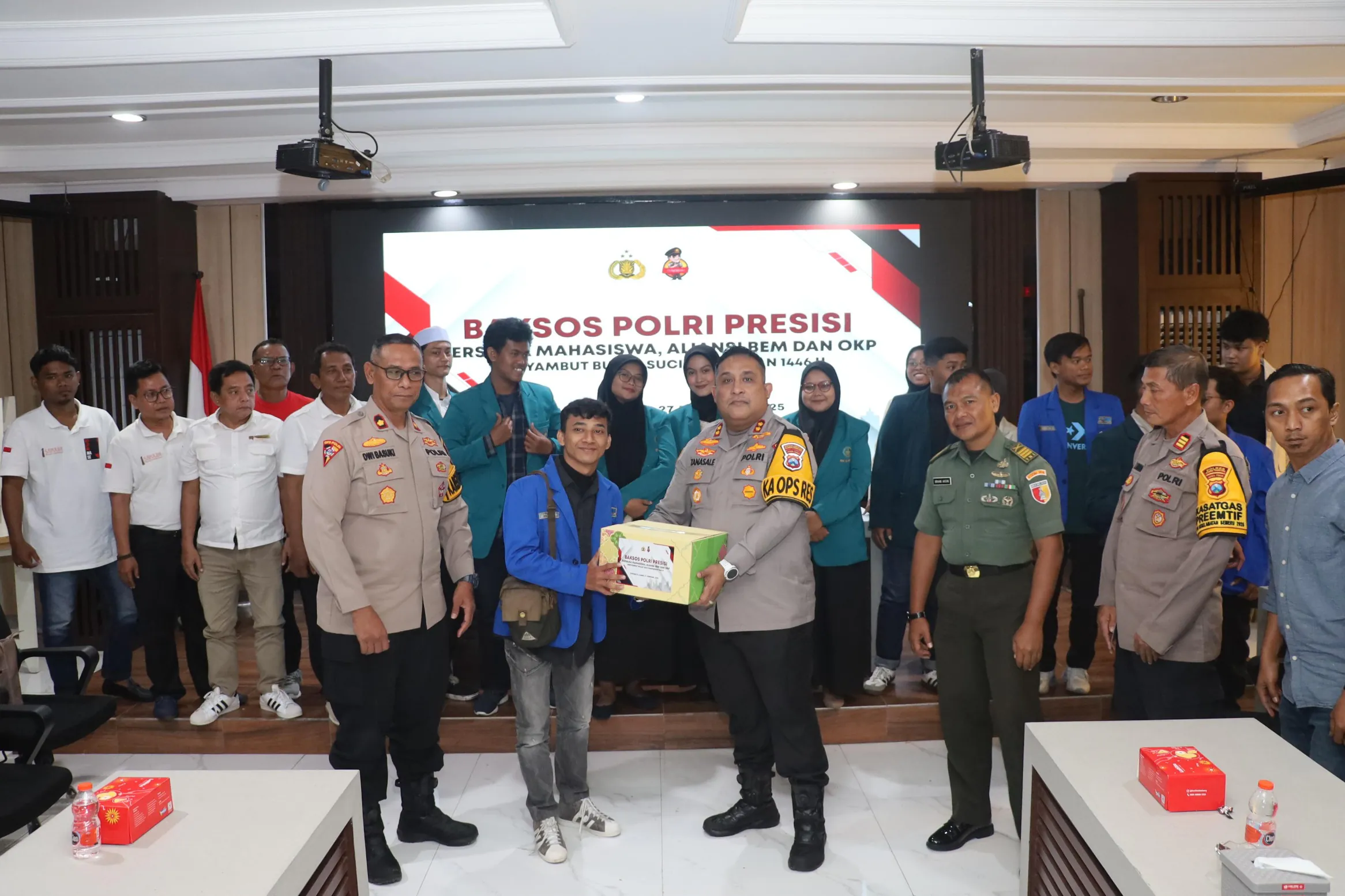 Kapolres Pelabuhan Tanjung Perak Gelar Bakti Sosial Sambut Ramadan Bersama Mahasiswa dan OKP di Surabaya