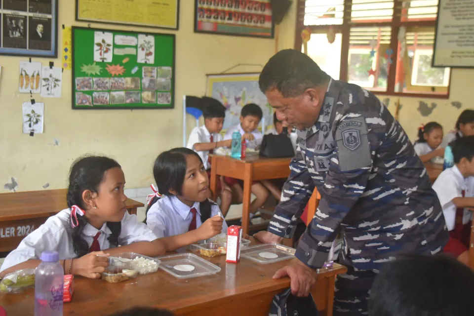 Pangkoarmada II Dampingi Kasal Tinjau Pelaksanaan Program MEDCAP dan Makan Bergizi Gratis MNEK Ke-5 Tahun 2025