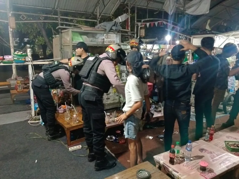 Patroli Perintis Presisi Polres Pelabuhan Tanjung Perak Mitigasi Kamtibmas Menjelang Ramadan, 10 Pemuda Pesta Miras Diamankan