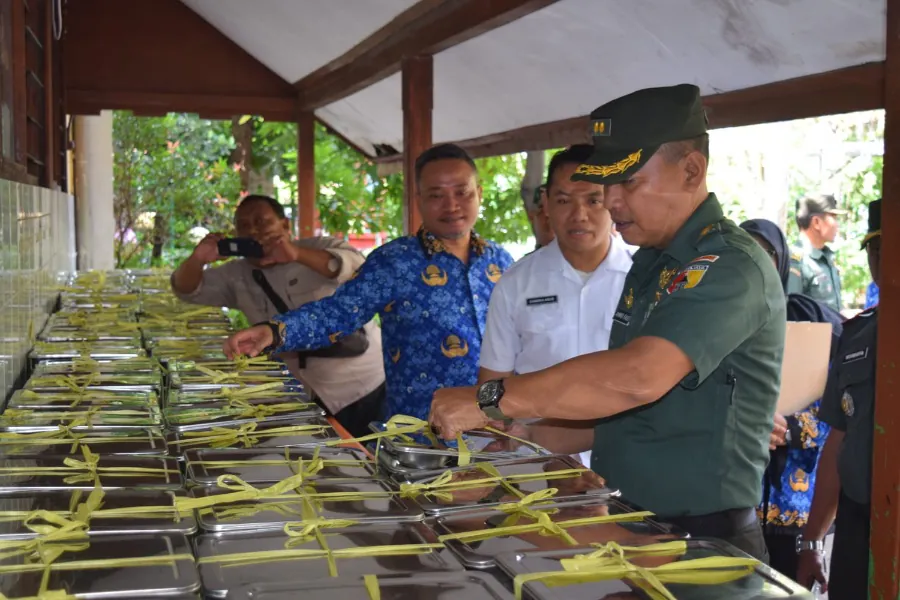 Perdana, Kodim 0830 Surabaya Tinjau Pelaksanaan Progam ” Makan Sehat Bergizi” di Wilayah Tambaksari.