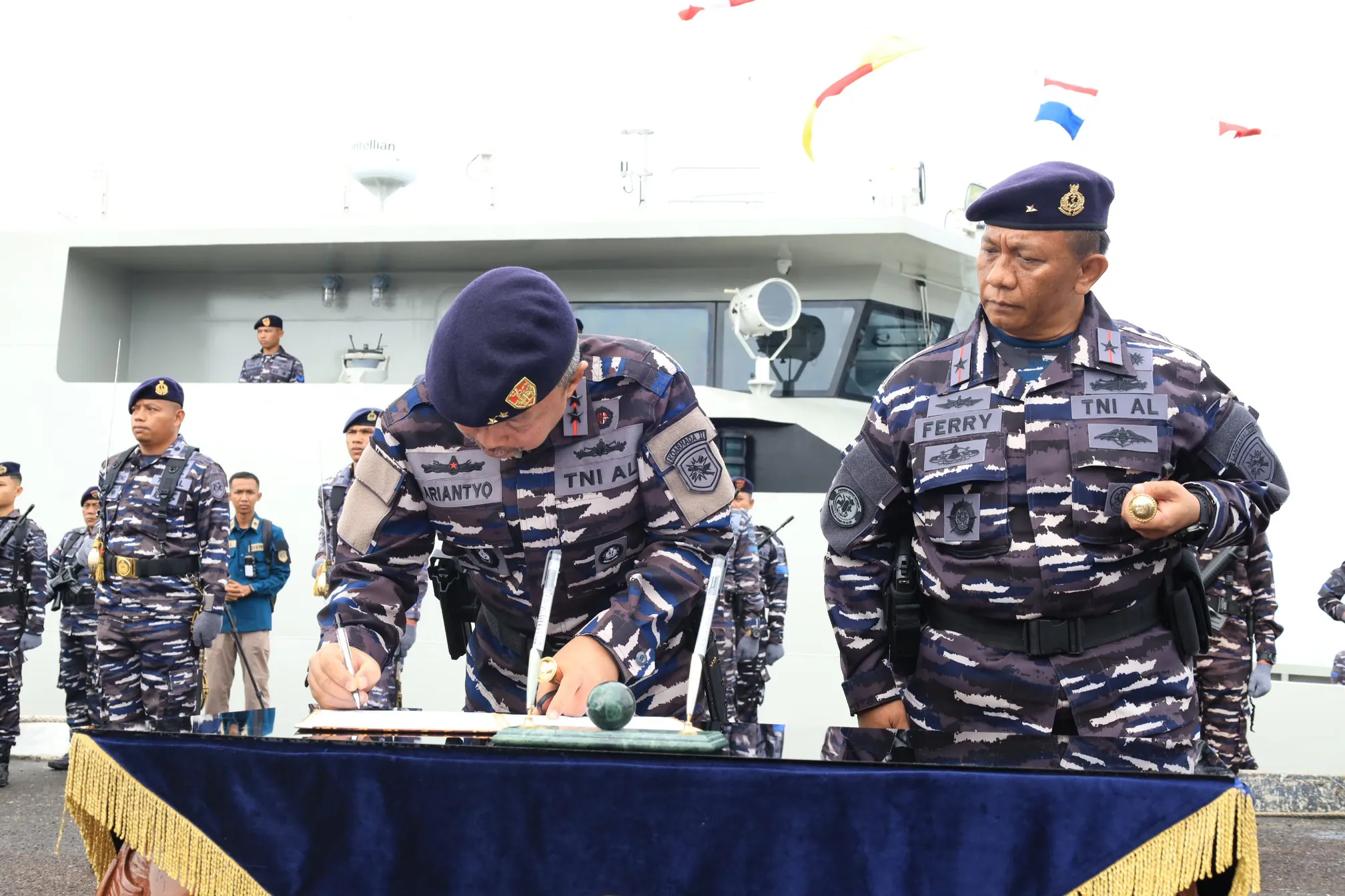 Perkuat Pengamanan Di Perairan Perbatasan NKRI, Pangkoarmada II Serahkan KRI Lumba-Lumba 881 Kepada Satrol Lantamal XIII Tarakan