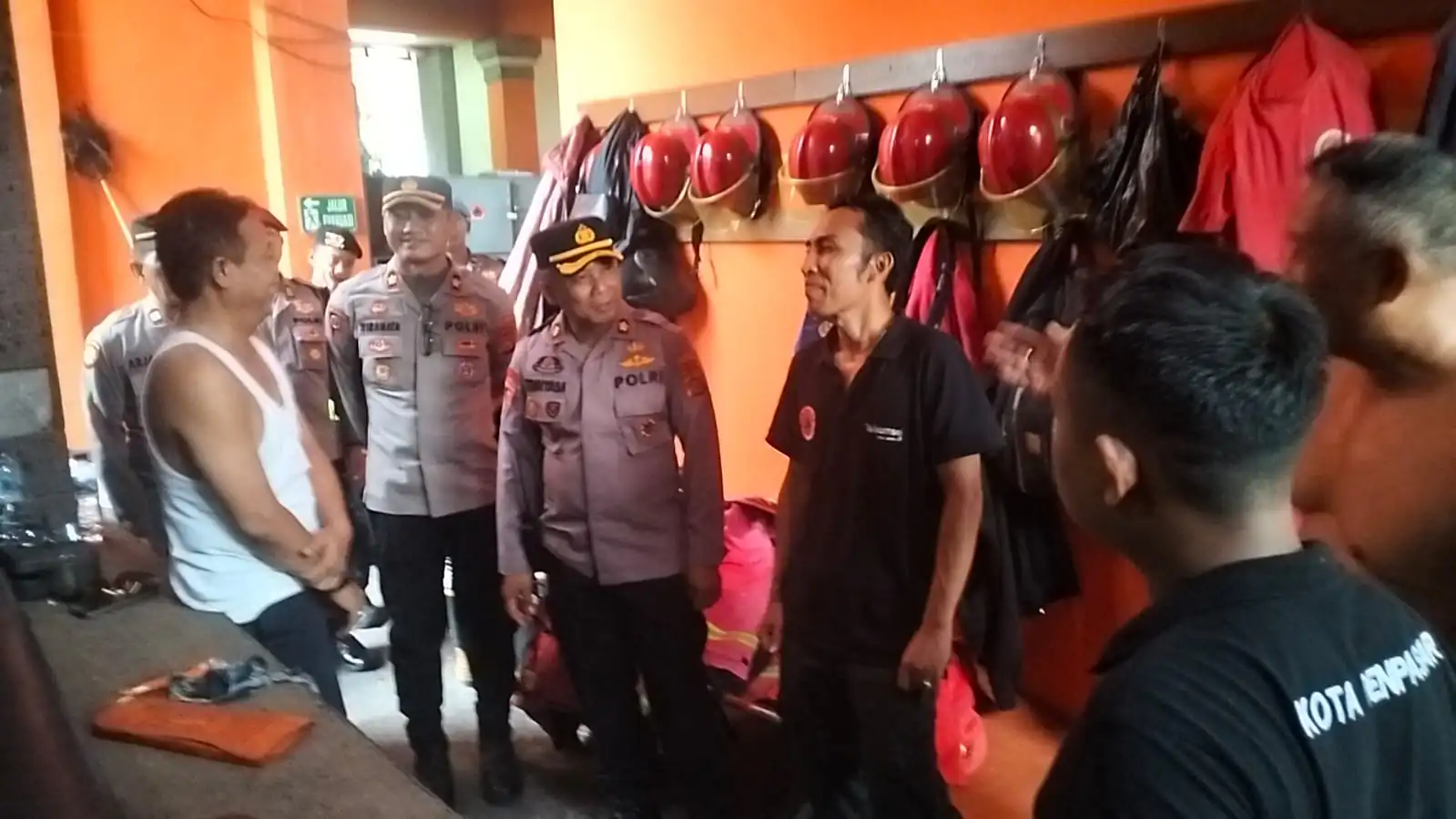Perkuat Sinergitas, Kapolsek Dentim Sambangi Petugas Damkar dan BPBD Kota Denpasar