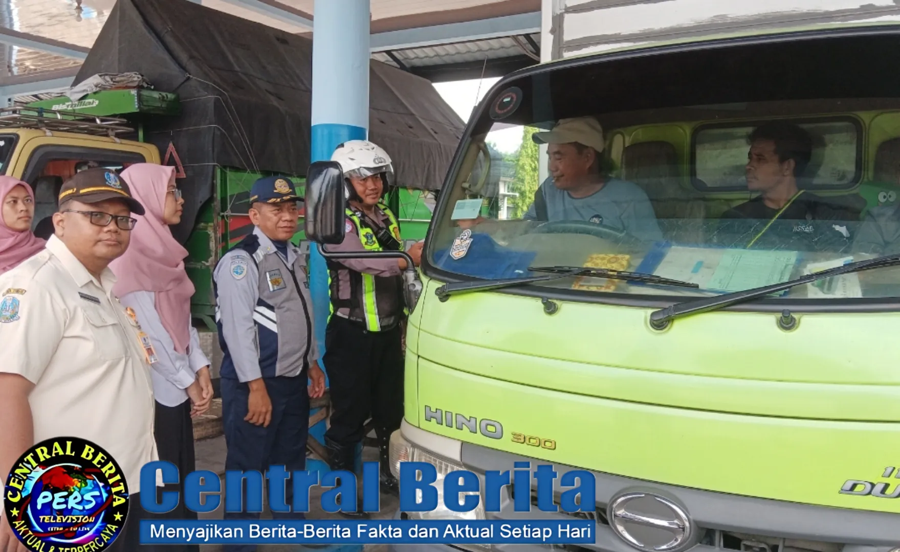 Dishub Jombang Dan Satlantas Lakukan Pengecekan Administrasi Kelengkapan Mobil Barang, Tingkatkan Keselamatan.