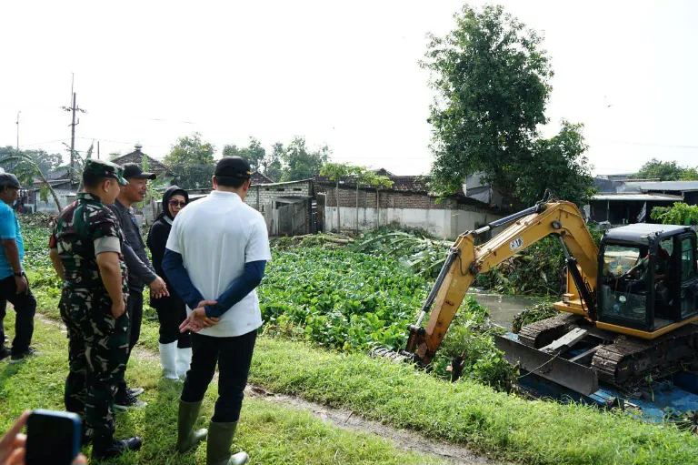 Pimpin Jihad Rawat Kali di Sungai Desa Klurak, Plt. Bupati Sidoarjo: Ini Bentuk Komitmen Bersama untuk Mencegah Banjir