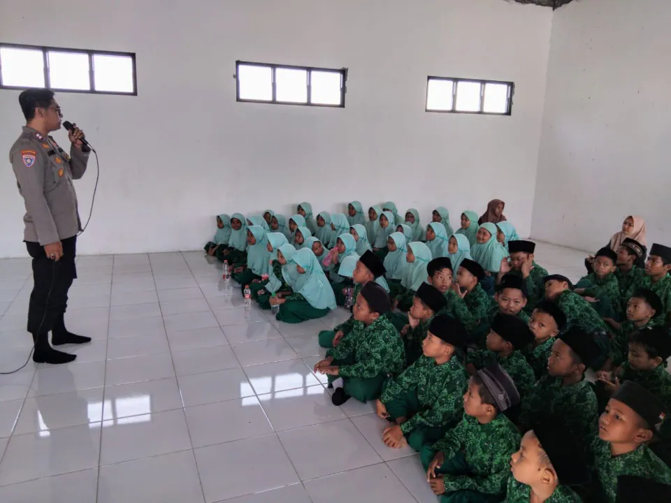 Polsek Krembung Edukasi Bahaya Bullying di MI As Syakira