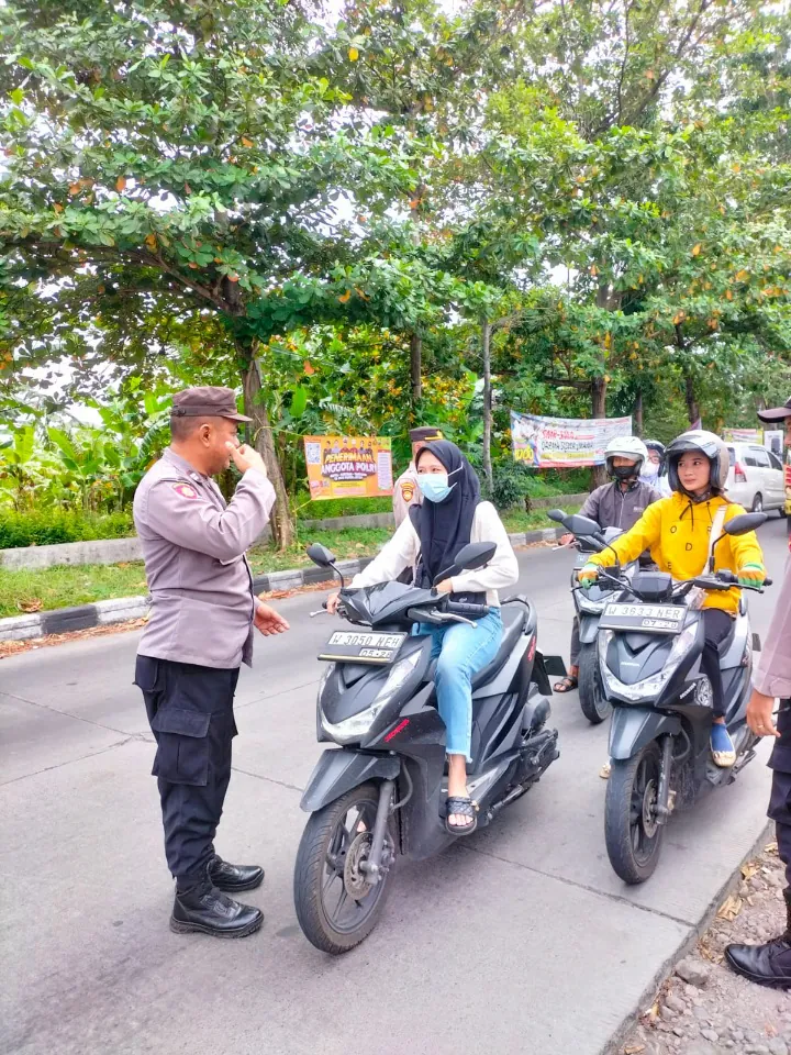 Polsek Sedati Edukasi Pentingnya Keselamatan Berkendara