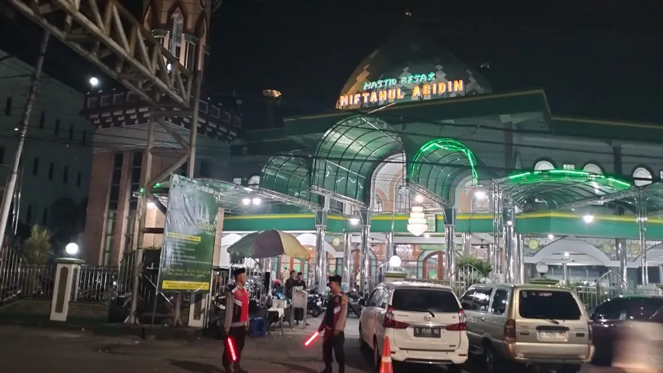 Berikan Rasa Aman dan Nyaman Ibadah, Polsek Krian Siagakan Anggota