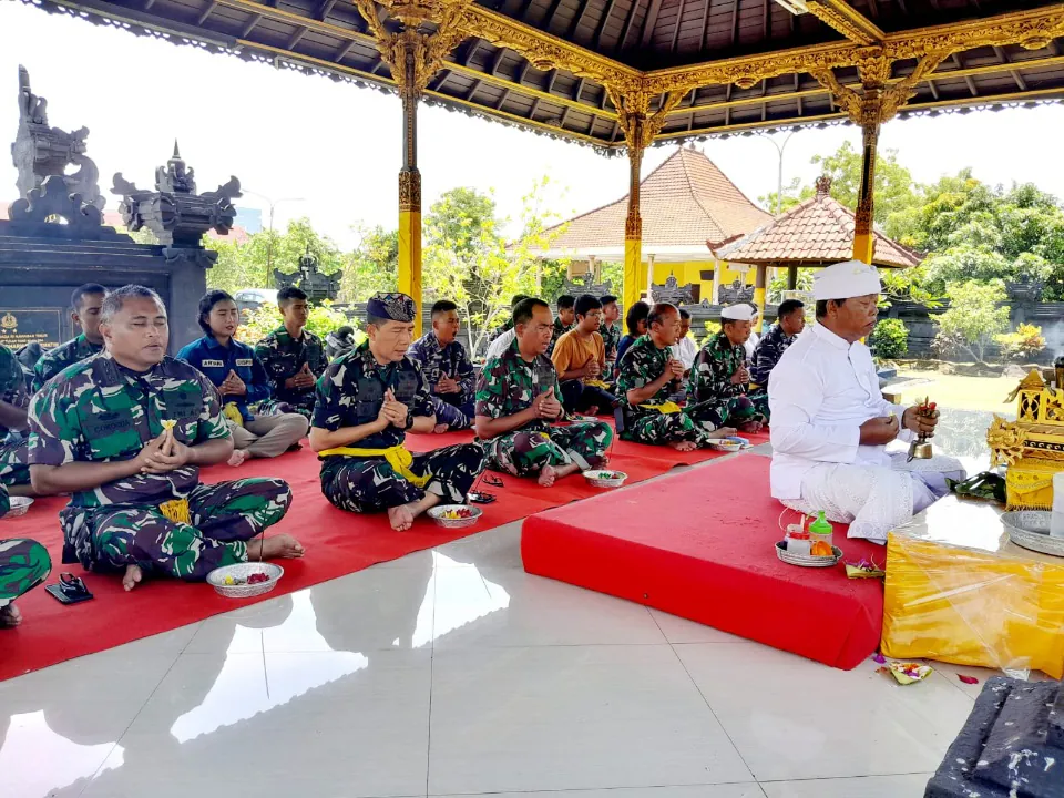 Di Tengah Padatnya Agenda Kerja, Pangkoarmada II Laksanakan Sembahyang Bersama Dengan Prajurit Di Pura Jala Wira Dharma Koarmada II