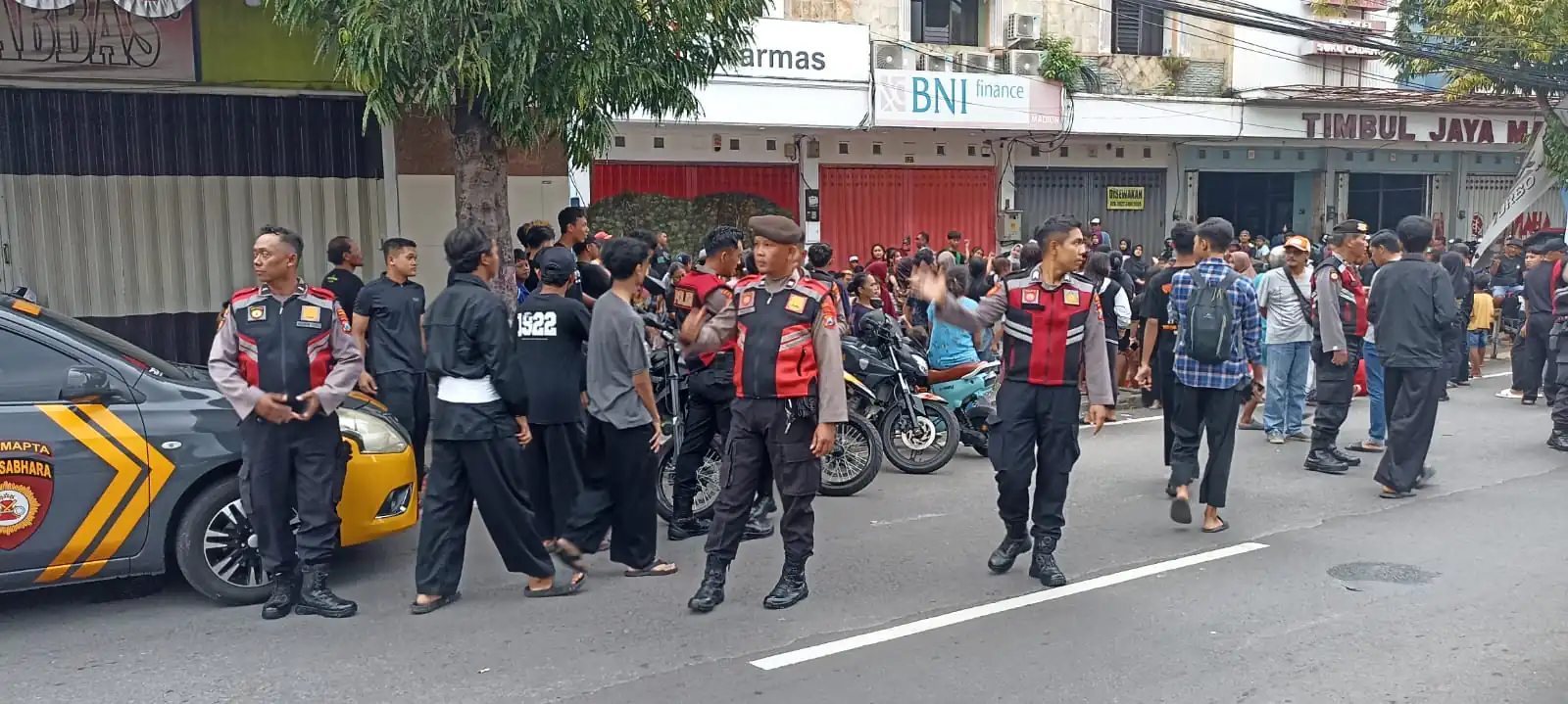 Polsek Manguharjo Laksanakan Pengamanan dan Gaktur Lalin Bagi Takjil Oleh Warga PSHW