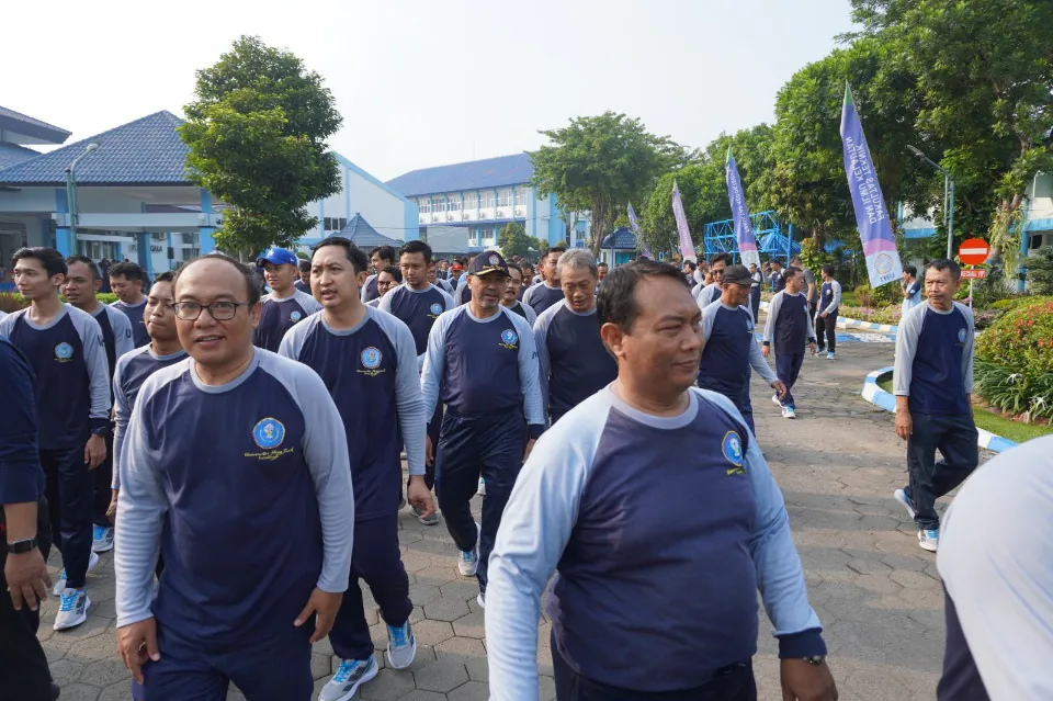 Rektor UHT Pimpin Olahraga Bersama Dan Rayakan Ulang Tahun Pegawai.