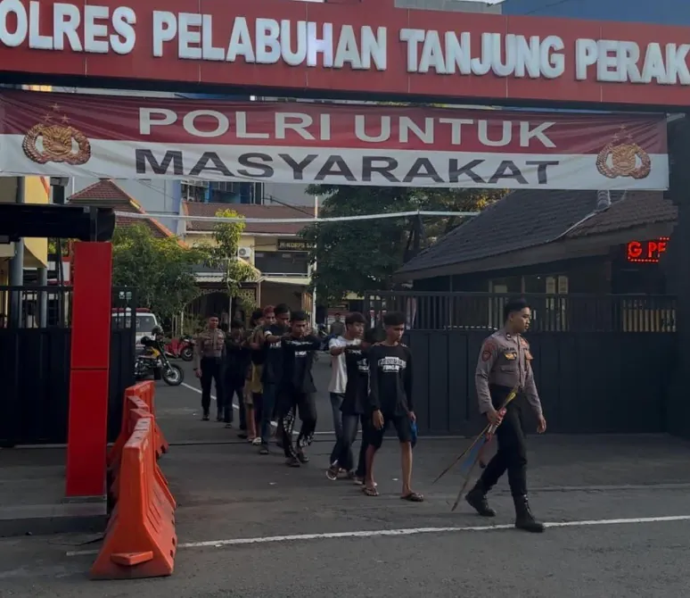 Sat Samapta Polres Pelabuhan Tanjung Perak Amankan 11 Remaja Hendak Tawuran.