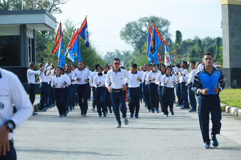 Selasa Penuh Semangat Dan Kegembiaraan, Pangkoarmada III Olahraga Bersama Prajurit