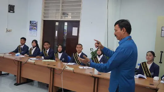 Wakil Rektor II Berikan Pembekalan Wawasan Nusantara Kepada Finalis Putra-Putri Kampus UHT