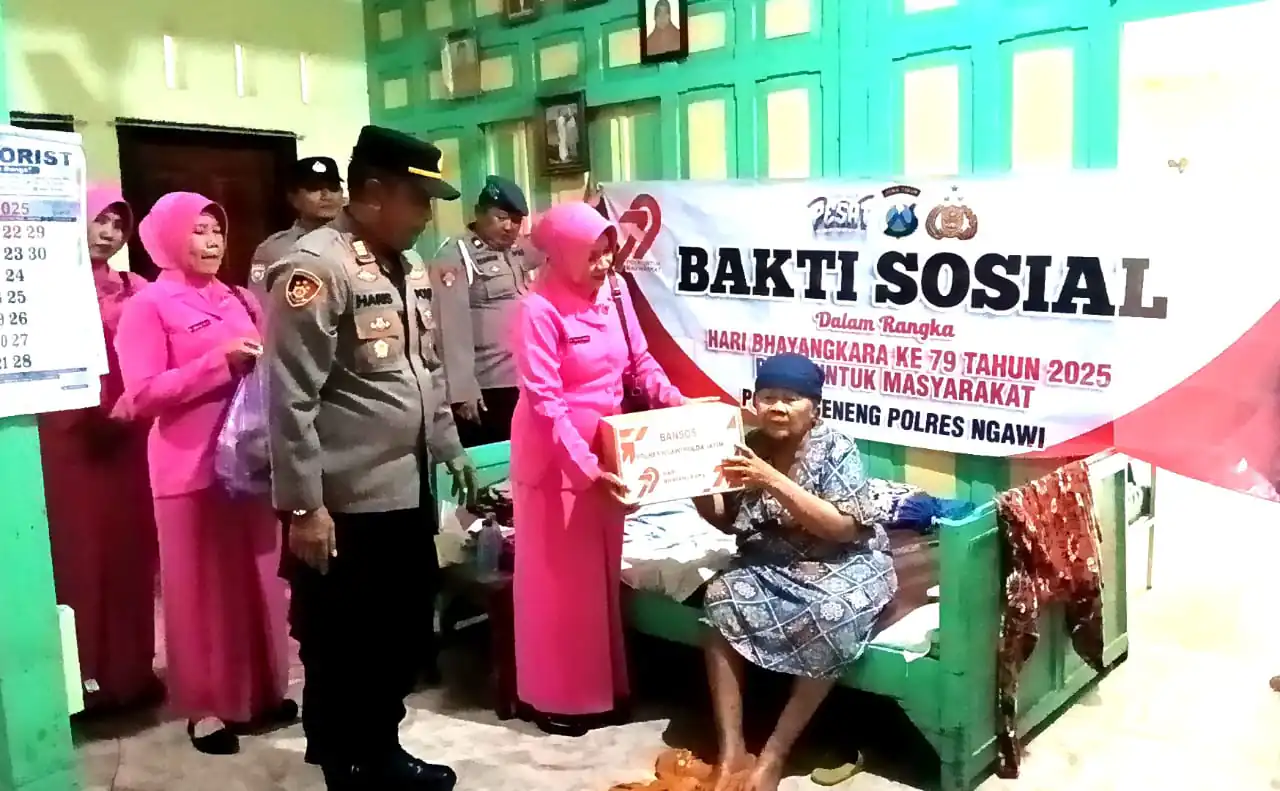 Sambut Hari Bhayangkara ke-79, Polsek Geneng Polres Ngawi Bagikan Baksos untuk Warga Sekitar