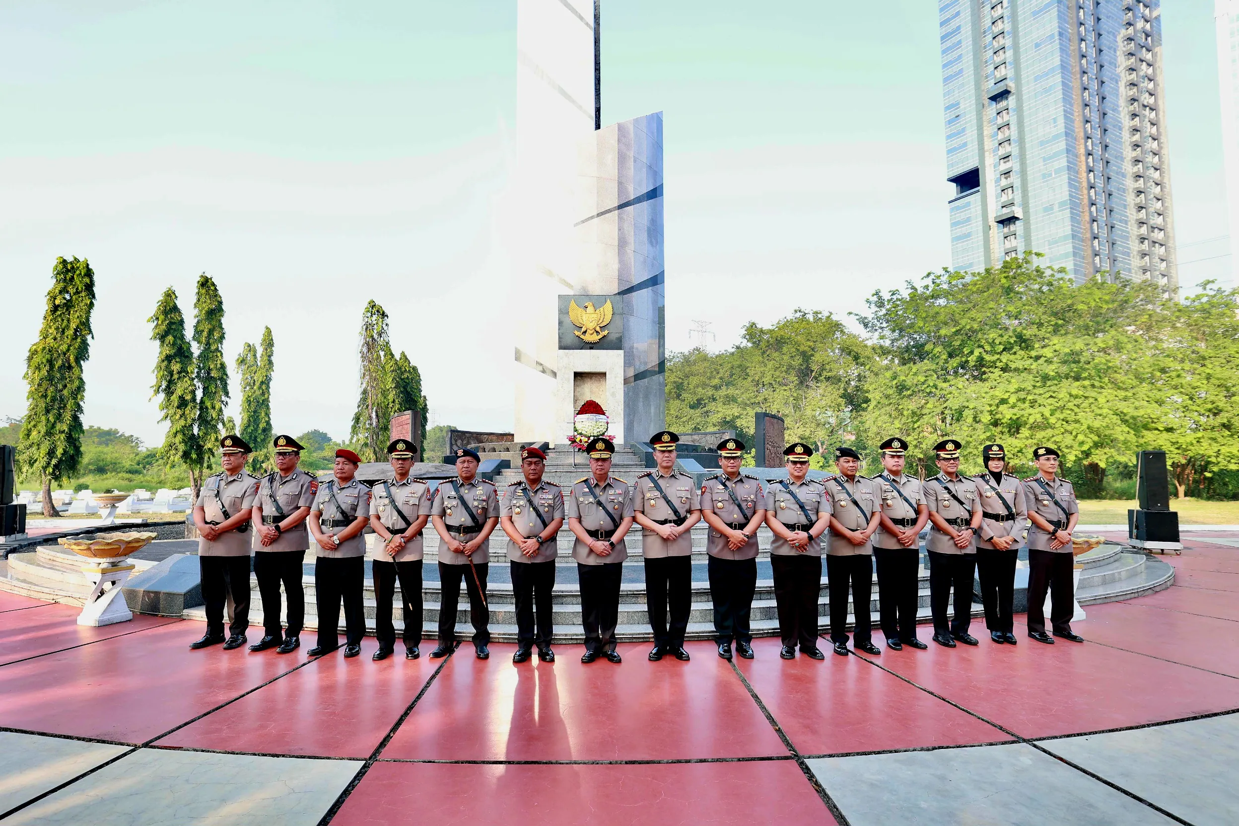 Hari Bhayangkara ke – 79 Polda Jatim Kenang Jasa Para Pahlawan, Ziarah dan Tabur Bunga di TMP